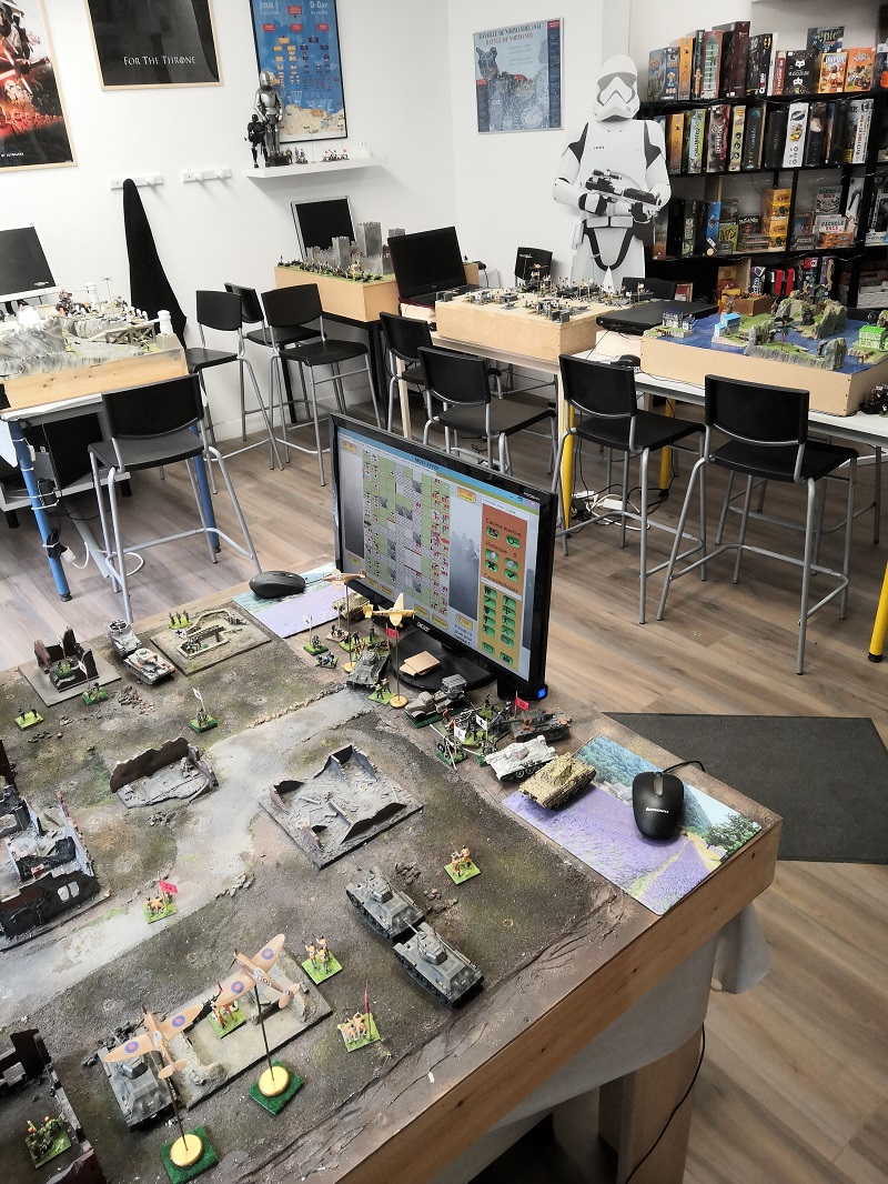la salle avec les plateaux de jeux de figurines